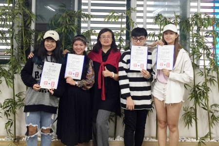 龍華科大張玉蓮老師(中)指導田家綾、蘇喜玉、蔡翔名、吳聿涵(由左至右)，獲得「潮海遊-海洋文化觀光」遊程規劃競賽佳作。
