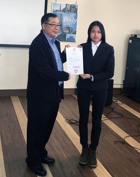 圖為龍華科大觀休系楊雪微，參加「2017金鳶杯台灣創意導覽解說競賽」，榮獲大專組佳作。