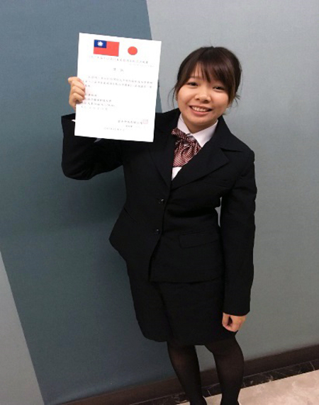 圖為龍華科大學生黃婉禎榮獲優勝金口獎。